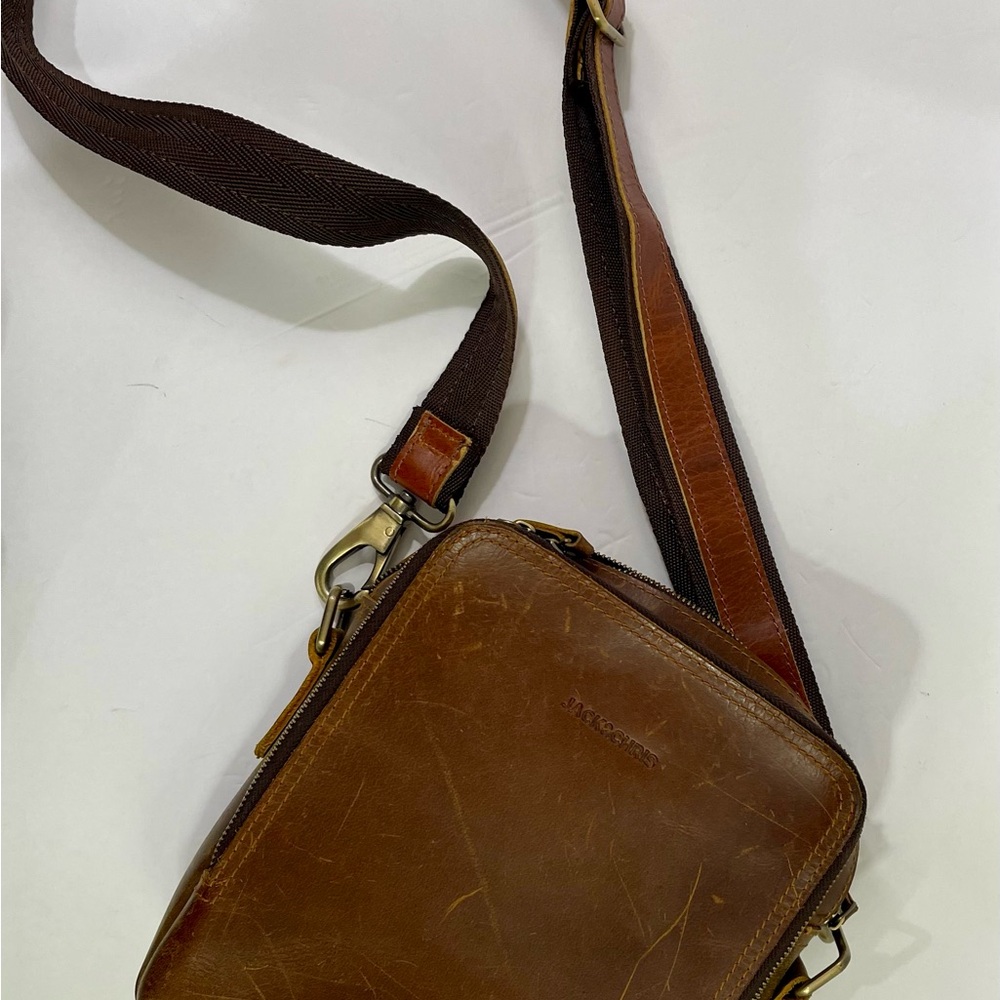 Jack & Chris Mens or Women’s Brown Leather Crossbody Bag with Multiple Pockets - Picture 8 of 15